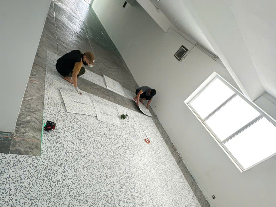 Thi công sàn vinyl chống tĩnh điện hiệu quả với chi phí tối ưu 4 thi cong san chong tinh dien1