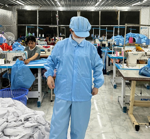 Áo choàng chống tĩnh điện trong nhà máy công nghệ cao 5 Áo được làm từ sợi polyester pha sợi carbon